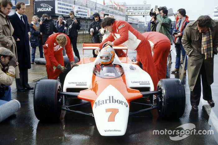 1981: Un coche revolucionario,  con Ron Dennis en el pitlane