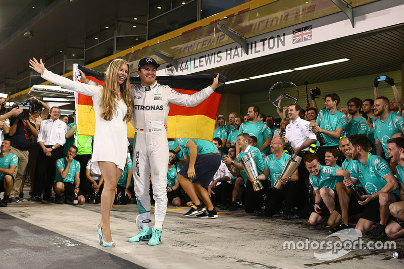 Nico Rosberg, Mercedes AMG Petronas F1 celebra ganando el Campeonato del mundo con Vivian Rosberg, s