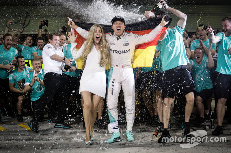 Nico Rosberg, Mercedes AMG F1 y su mujer Vivian Rosberg celebran el título