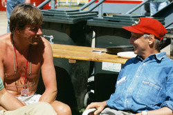 Former World Champions, James Hunt and Niki Lauda chat in the paddock