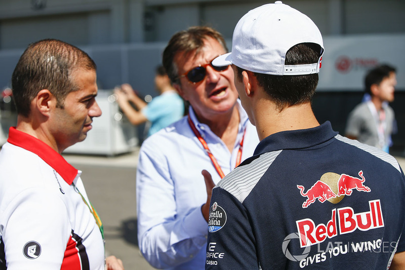 Pierre Gasly, Scuderia Toro Rosso habla con Carlos Sainz Jr.