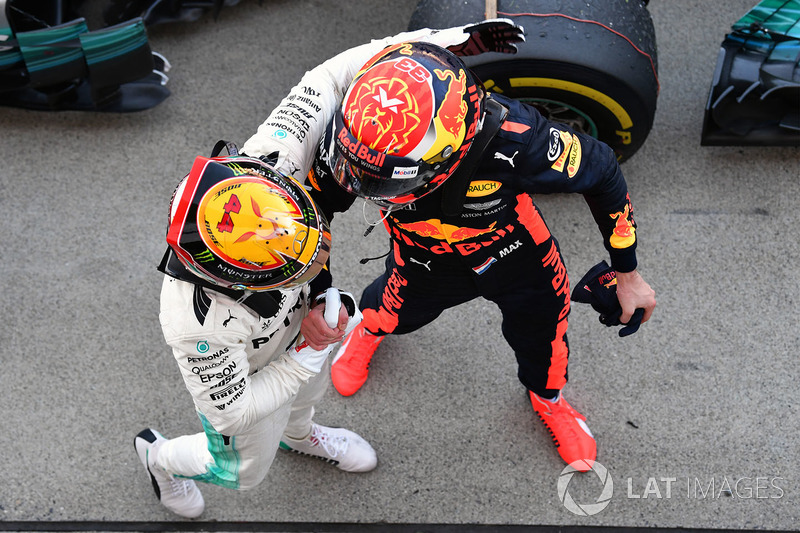 Il vincitore della gara Lewis Hamilton, Mercedes AMG F1 festeggia nel parco chiuso con Max Verstappen, Red Bull Racing
