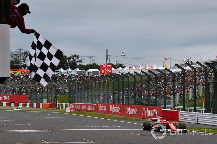 Sebastian Vettel, Ferrari SF70H ve la bandera a cuadros al final de calificación