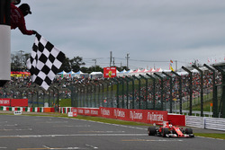 Sebastian Vettel, Ferrari SF70H passe sous le drapeau à damier