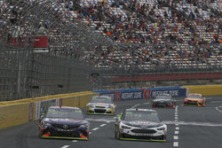 Kevin Harvick, Stewart-Haas Racing Ford Denny Hamlin, Joe Gibbs Racing Toyota