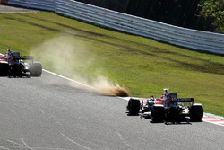 Fernando Alonso, McLaren MCL32 et Stoffel Vandoorne, McLaren MCL32 dans l'herbe