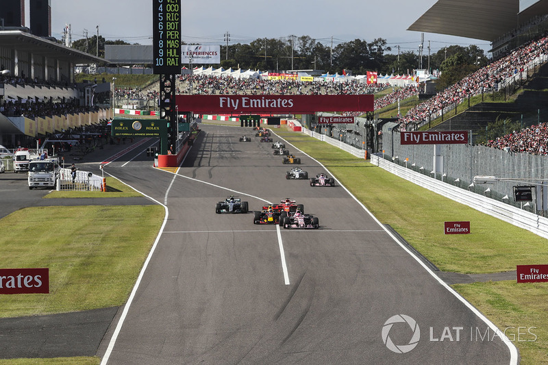 Esteban Ocon, Sahara Force India VJM10, Daniel Ricciardo, Red Bull Racing RB13, Valtteri Bottas, Mercedes-Benz F1 W08 ve Sebastian Vettel, Ferrari SF70H pozisyon mücadelesi