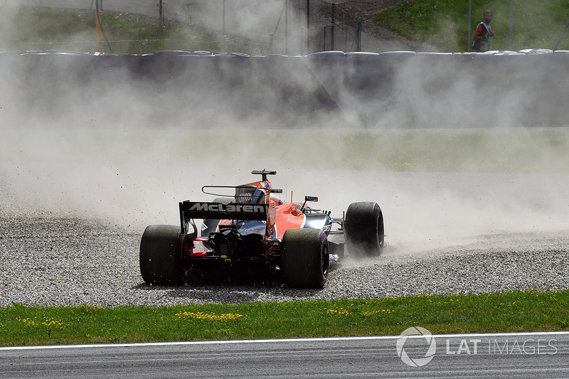 Fernando Alonso, McLaren MCL32 spins into the gravel