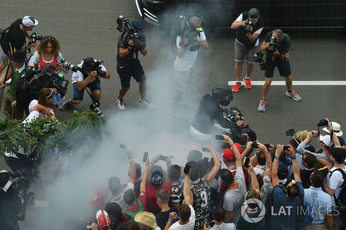 Lewis Hamilton, Mercedes AMG F1 llega en su moto y realiza una quema para los fans