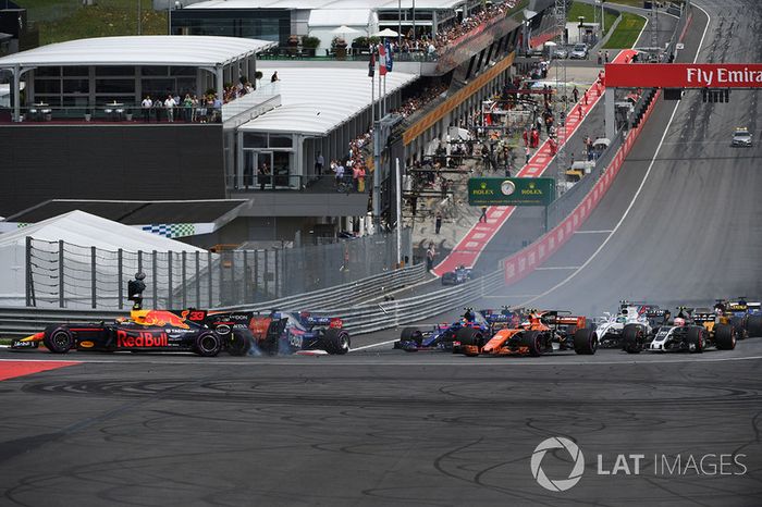Max Verstappen, Red Bull Racing RB13, Fernando Alonso, McLaren MCL32, Daniil Kvyat, Scuderia Toro Rosso STR12, chocan