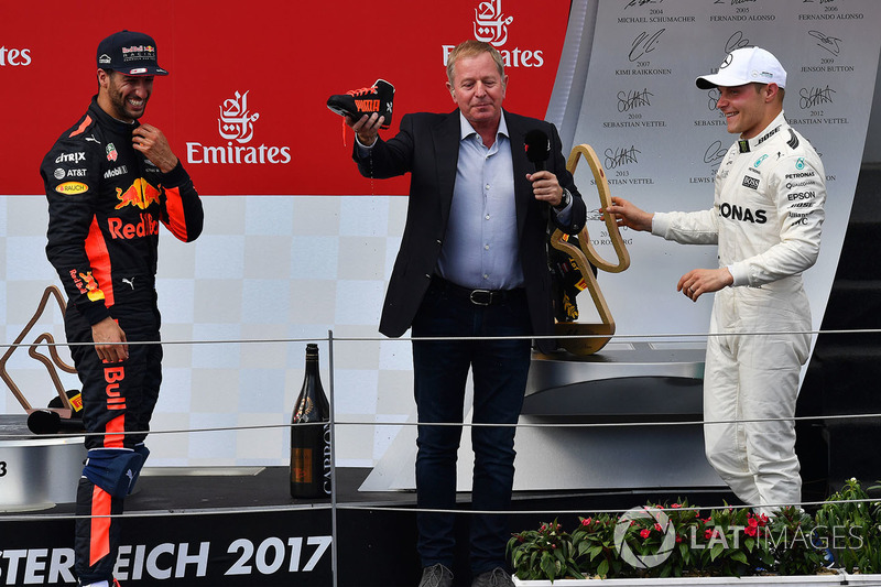 Подиум: победитель Валттери Боттас, Mercedes AMG F1, обладатель третьего места Даниэль Риккардо, Red