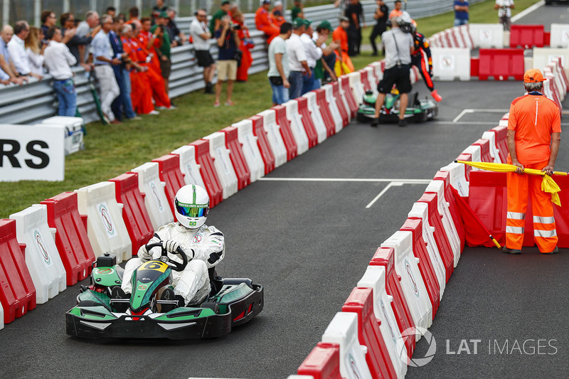 Max Verstappen (fundo) corre de kart com o ex-goleiro Dida