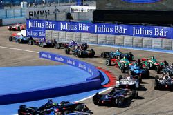  Felix Rosenqvist, Mahindra Racing, leads at the start of the race