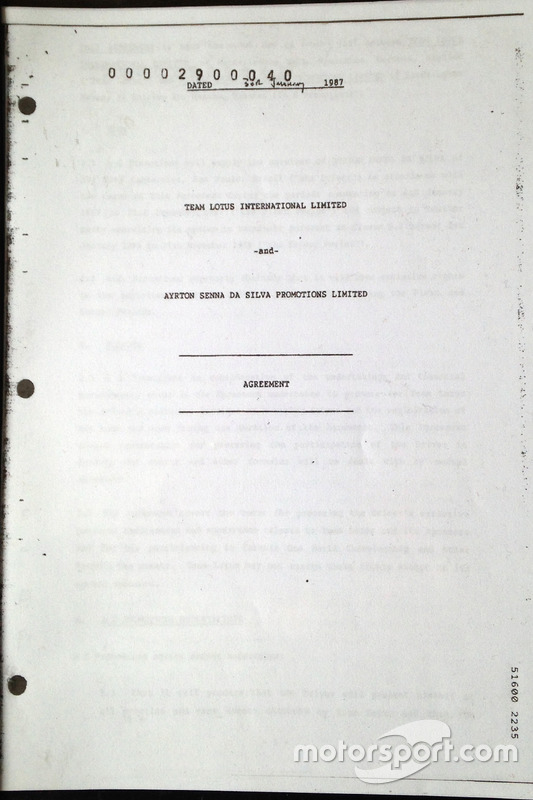 Firma de contrato de Ayrton Senna con Lotus