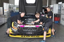 Teammitglieder von Mercedes AMG GT3 bei der Arbeit