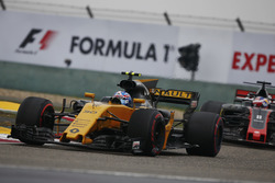 Jolyon Palmer, Renault Sport F1 Team RS17, leads Romain Grosjean, Haas F1 Team VF-17