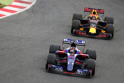 Daniil Kvyat, Scuderia Toro Rosso STR12, Max Verstappen, Red Bull Racing RB13