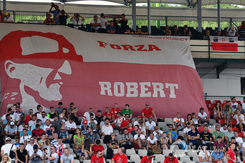 Robert Kubica, Renault Sport F1 Team RS17 fans and banners