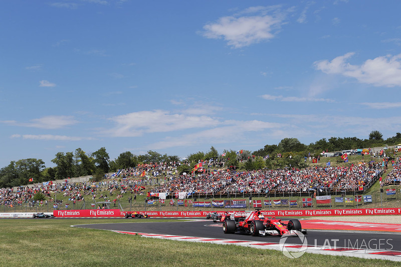 Sebastian Vettel, Ferrari SF70H, precede, Kimi Raikkonen, Ferrari SF70H, Valtteri Bottas, Mercedes AMG F1 W08 e Max Verstappen, Red Bull Racing RB13