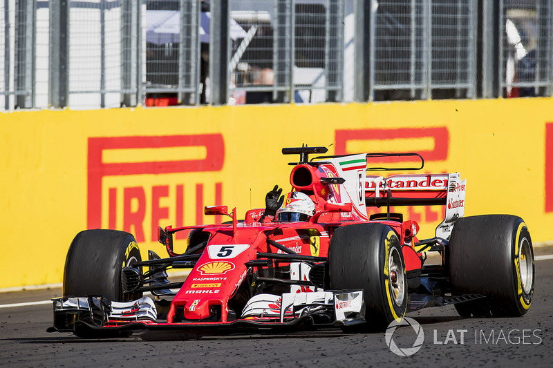 Sebastian Vettel, Ferrari SF70H, se lleva la bandera a cuadros.