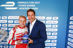 Felix Rosenqvist, Mahindra Racing, festeggia dopo le qualifiche con il Julisy Bar award