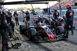 Romain Grosjean, Haas F1 Team VF-17 practices a pit stop