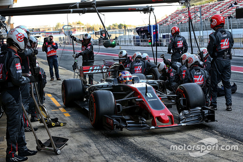 Romain Grosjean, Haas F1 Team VF-17 s'entraîne pour les arrêts aux stands