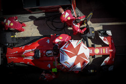 Sebastian Vettel, Ferrari SF70H dans les stands