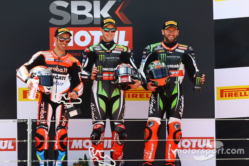 Podium : le vainqueur Jonathan Rea, Kawasaki Racing, le deuxième, Marco Melandri, Ducati Team, le troisième, Tom Sykes, Kawasaki Racing