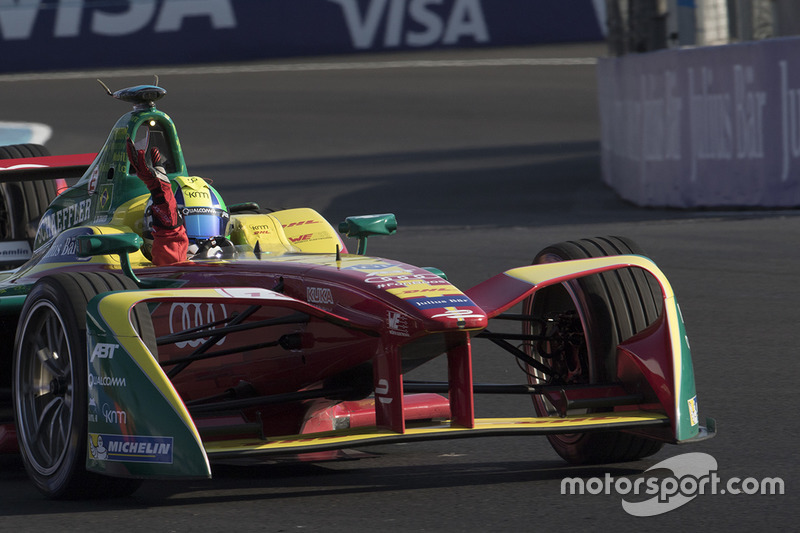 Ganador de la carrera Lucas di Grassi, Audi Sport Team Abt