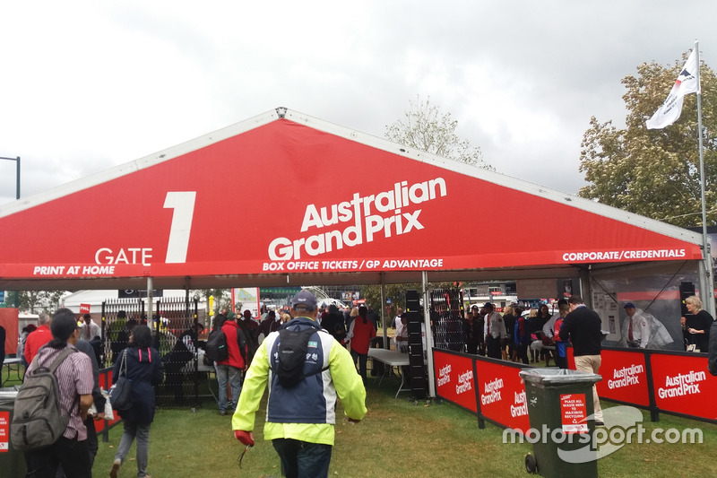 Gerbang masuk sirkuit Albert Park