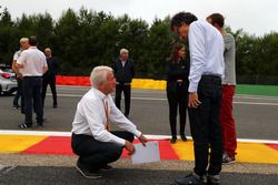 Charlie Whiting, délégué FIA, et Laurent Mekies, directeur de la sécurité de la FIA, inspectent la piste