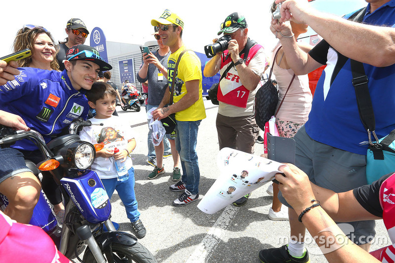 Maverick Viñales, Yamaha Factory Racing with fans