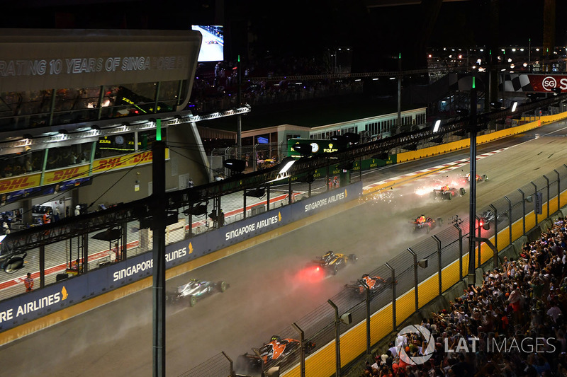 Sebastian Vettel, Ferrari SF70H, Max Verstappen, Red Bull Racing RB13 and Kimi Raikkonen, Ferrari SF70H crash at the start of the race