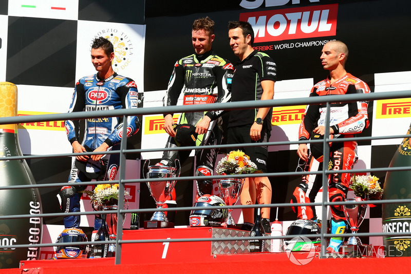 Podium: Ganador, Jonathan Rea, Kawasaki Racing, segundo, Michael van der Mark, Pata Yamaha, tercero, Marco Melandri, Ducati Team
