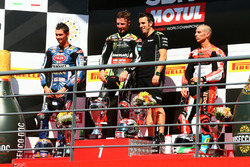 Podium : le vainqueur Jonathan Rea, Kawasaki Racing, le deuxième Michael van der Mark, Pata Yamaha, le troisième Marco Melandri, Ducati Team
