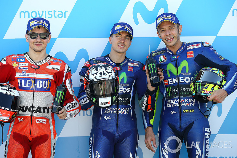 Polesitter Maverick Viñales, Yamaha Factory Racing, peringkat kedua Jorge Lorenzo, Ducati Team, peringkat ketiga Valentino Rossi, Yamaha Factory Racing