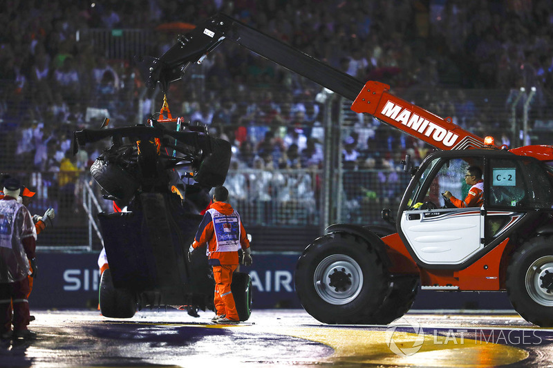 Recovery of the car of Max Verstappen, Red Bull Racing RB13