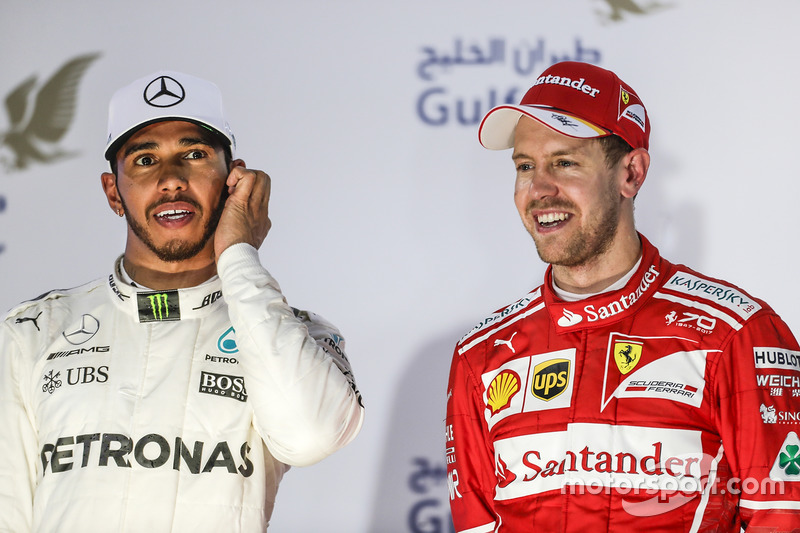 Lewis Hamilton, Mercedes AMG, segundo, Sebastian Vettel, Ferrari, ganador, en el podium