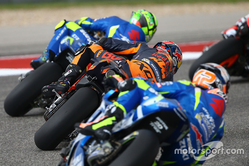 Duo Suzuki mengepung satu KTM