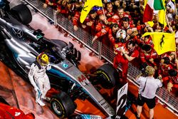 Ganador, Sebastian Vettel, Ferrari, celebraen el Parc Ferme, segundo Lewis Hamilton, Mercedes AMG F1