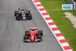 Sebastian Vettel, Ferrari SF70H, Kevin Magnussen, Haas F1 Team VF-17