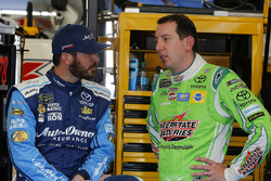 Martin Truex Jr., Furniture Row Racing Toyota y Kyle Busch, Joe Gibbs Racing Toyota