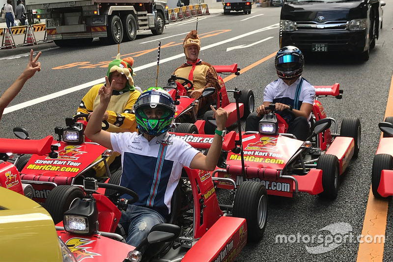 Felipe Massa brinca de Mario Kart nas ruas de Tóquio