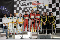 Podio: i vincitori della gara #11 Kessel Racing Ferrari 488 GT3: Michael Broniszewski, Giacomo Picci