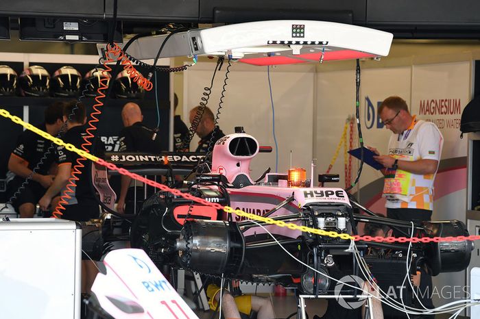 Sahara Force India VJM10 en el garaje