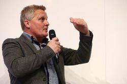 Johnny Herbert est interviewé par Henry Hope-Frost sur la scène Autosport