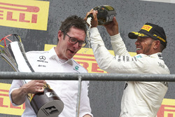 Podio: il vincitore della gara Lewis Hamilton, Mercedes AMG F1, Andrew Shovlin, Chief Race Engineer,