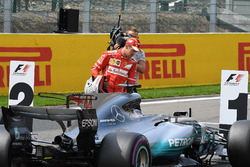 Sebastian Vettel, Ferrari festeggia e osserva la monoposto di Lewis Hamilton, Mercedes-Benz F1 W08 nel parco chiuso