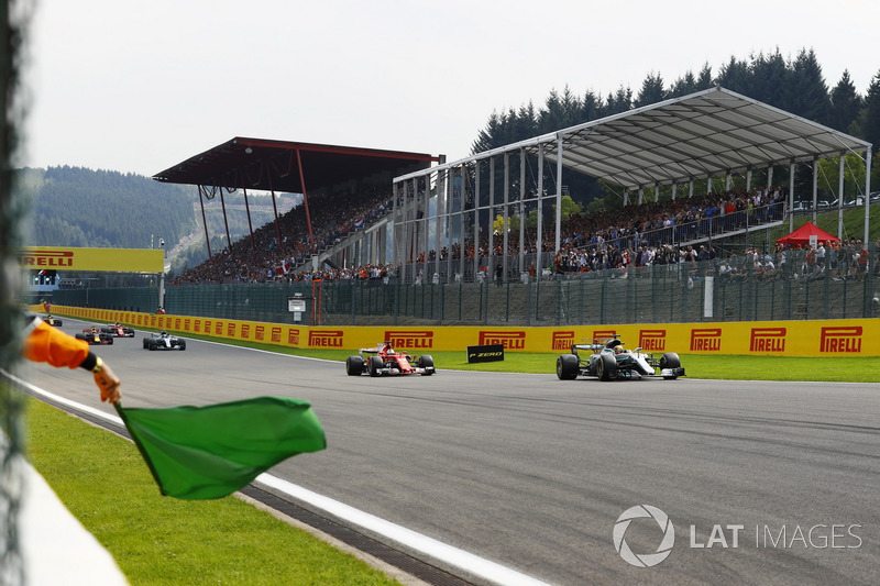 I Marshal sventolano bandiera verde per la ripartenza dalla safety car. Lewis Hamilton, Mercedes AMG F1 W08, Sebastian Vettel, Ferrari SF70H, Valtteri Bottas, Mercedes AMG F1 W08, Daniel Ricciardo, Red Bull Racing RB13 e Kimi Raikkonen, Ferrari SF70H